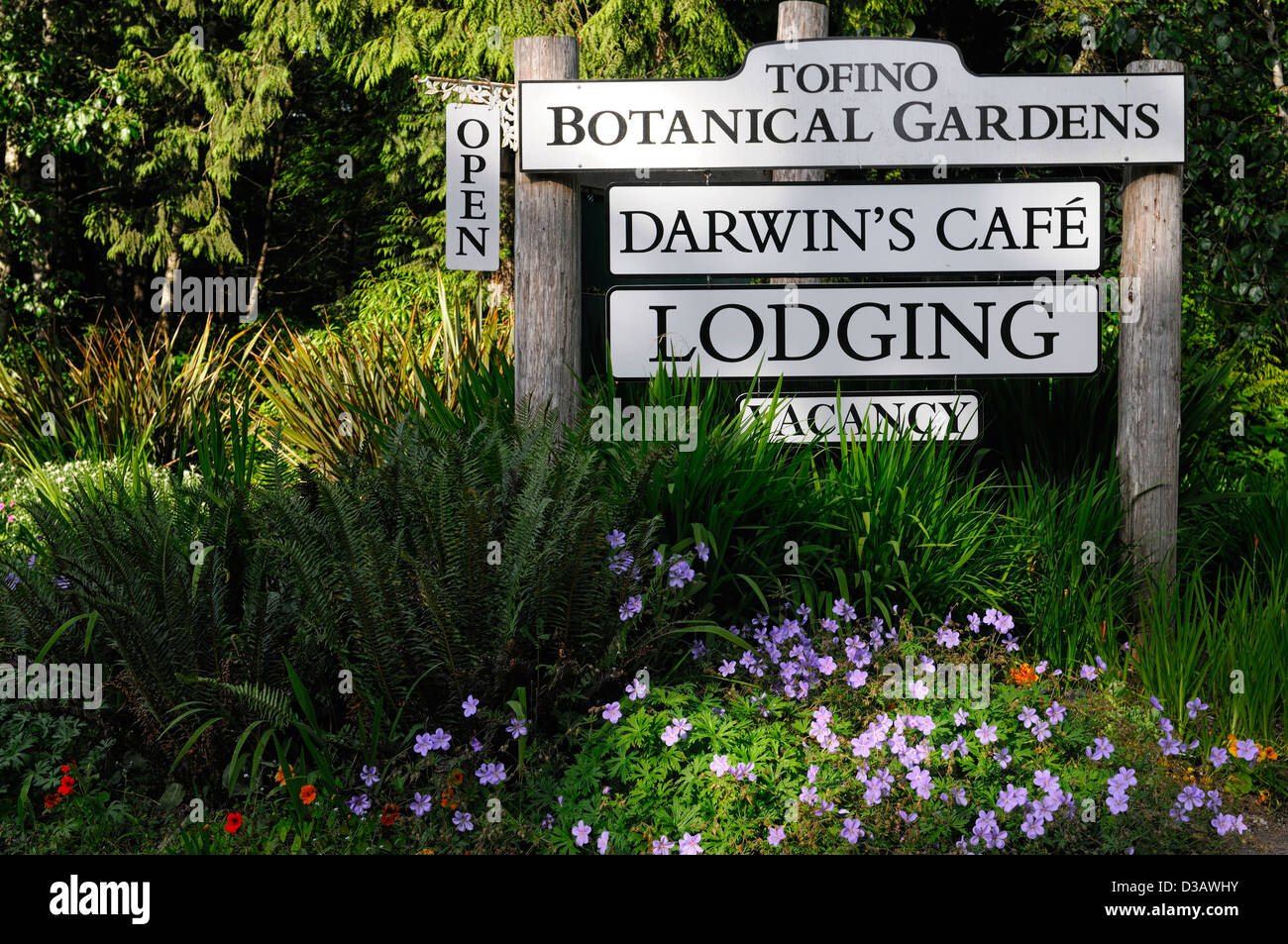 Eingangsschild in Tofino Botanical Gardens Vancouver Island in British Columbia Kanada Stockfoto