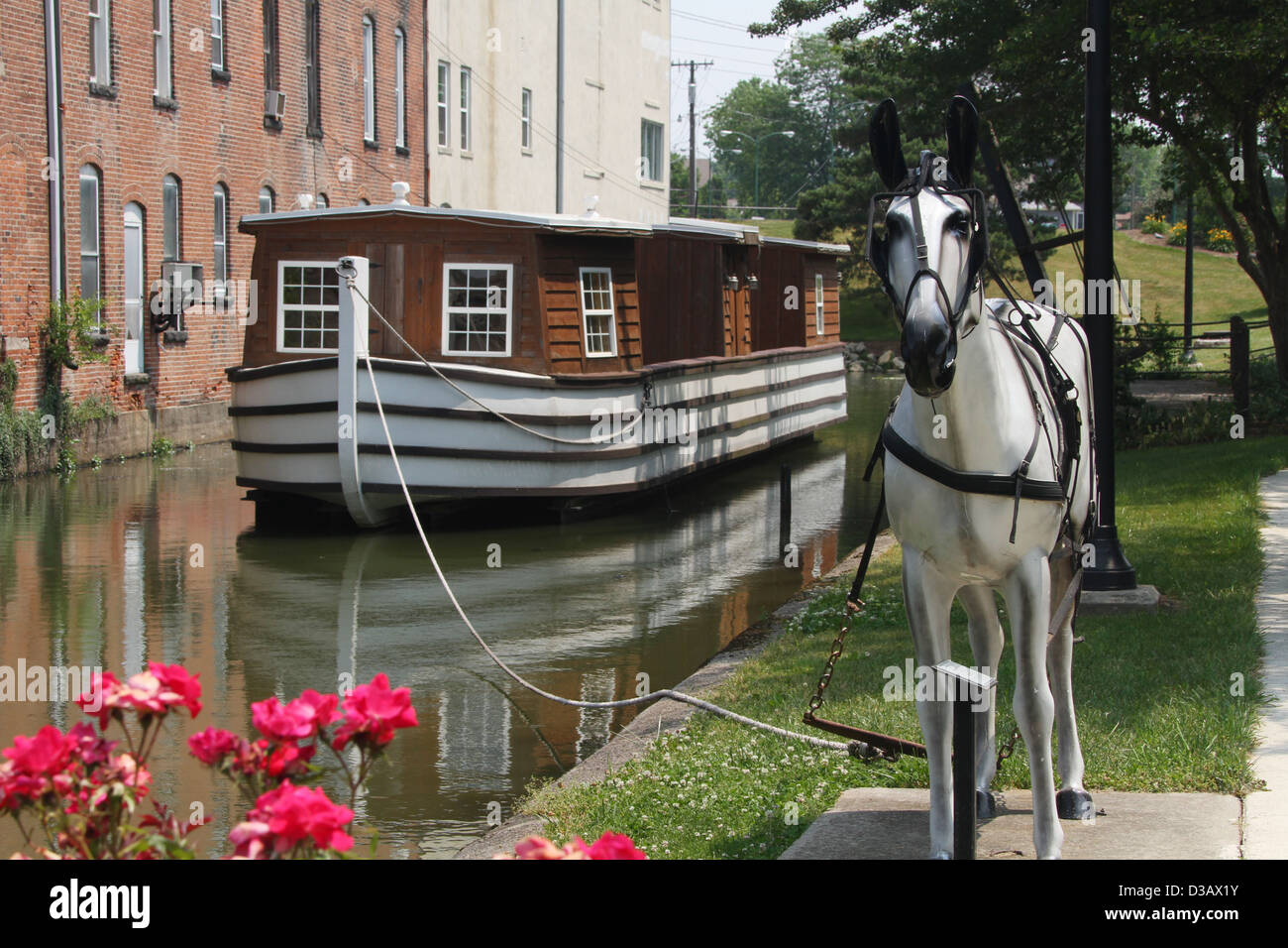 Kanal und Boot. Kanalboot auf einem restaurierten Teil der Miami - Erie-Kanal in St. Marys, Ohio, USA. Stockfoto