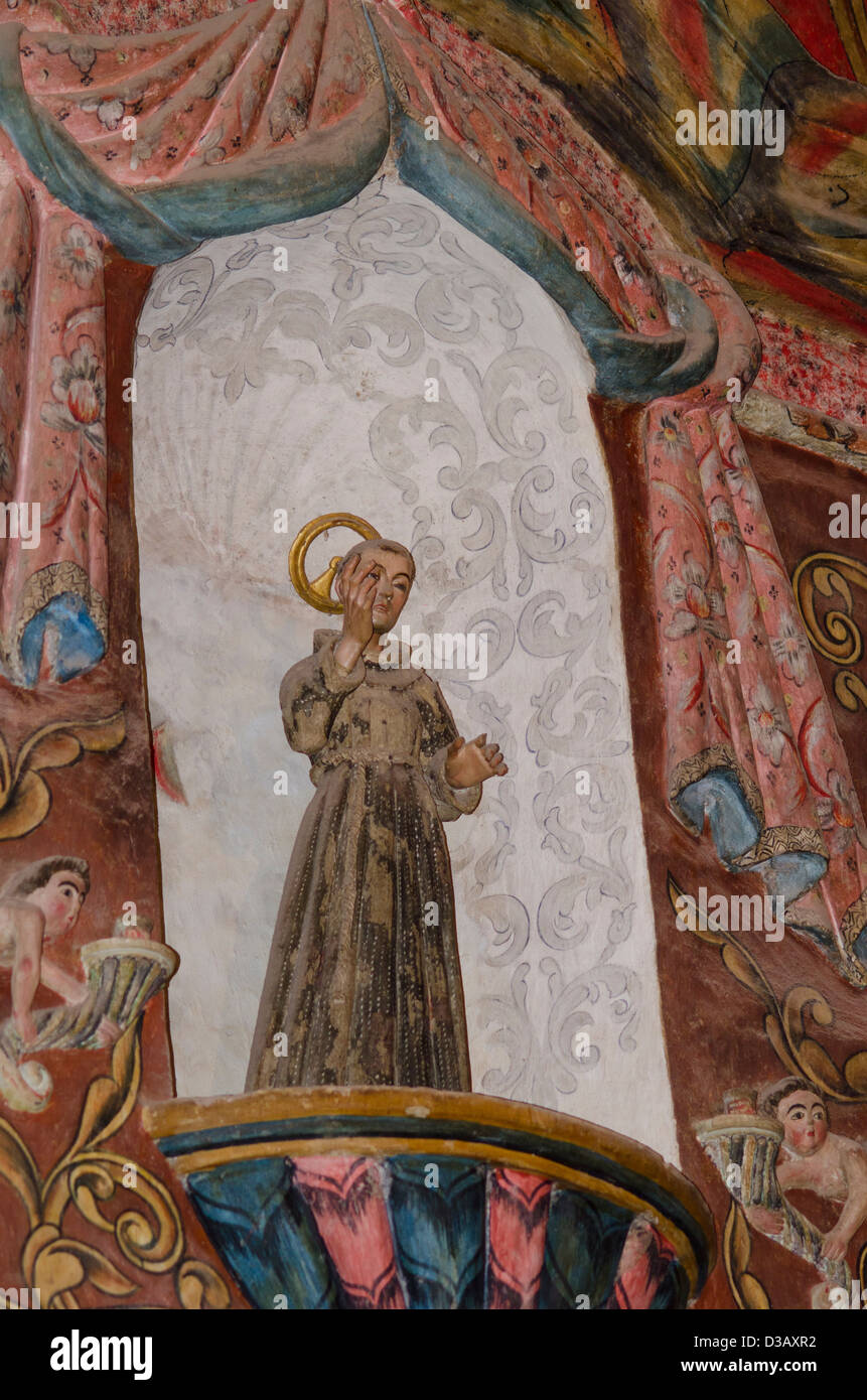 Die Innenwände der Mission San Xavier del Bac sind kunstvoll mit Heiligen, Vergoldung und Gemälden dekoriert. Stockfoto