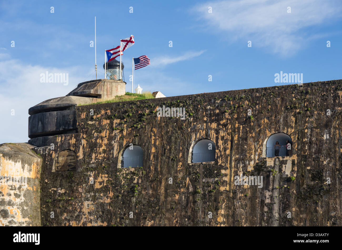 Innenansicht des El Morro Festung mit Fahnen und Leuchtturm, San Juan, Puerto Rico Stockfoto