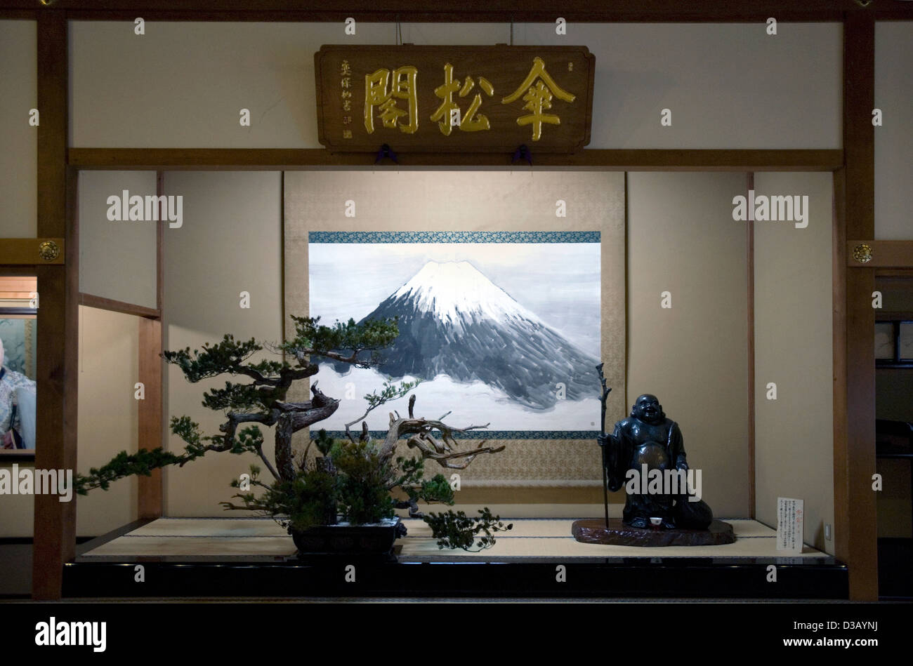 Tokonoma-artige Ausstellung der Rolle des Mount Fuji, des Bonsai-Baumes und der Buddha-Statue in der Sanshokaku-Halle der Soto-Sekte Zen-Buddhist-Eiheiji, Fukui, Japan. Stockfoto