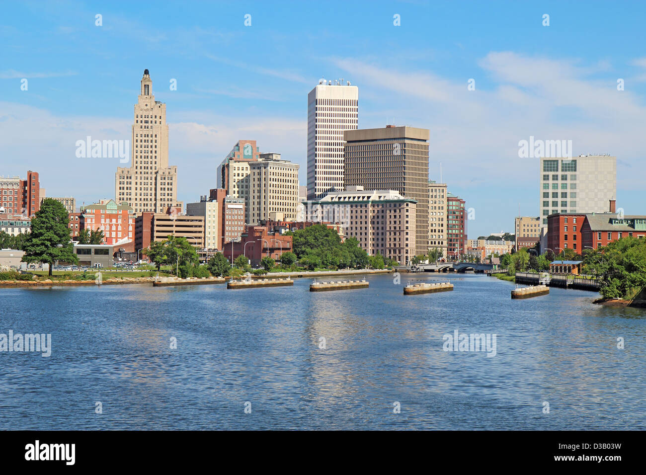 Blick auf die Skyline von Providence, Rhode Island, von der anderen Seite des Flusses "Providence" gegen einen blauen Himmel und weiße Wolken Stockfoto