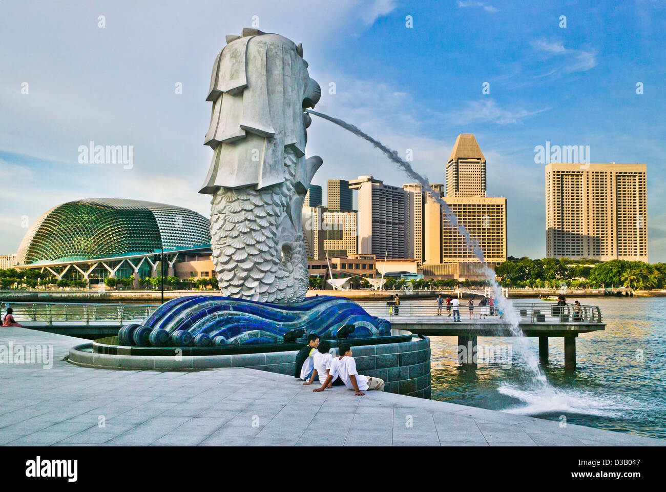 Singapur, der Merlion an der Marina Bay mit Blick auf die Esplanade Theater an der Bucht Stockfoto
