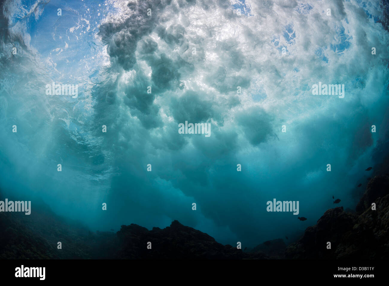 Surf stürzt über ein flaches Riff aus die Insel Lanai, Hawaii. Stockfoto