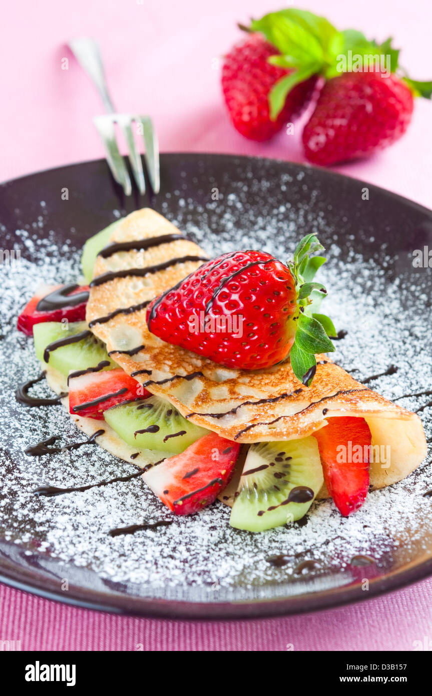 Nahaufnahme von Pfannkuchen mit Erdbeeren und kiwi Stockfoto