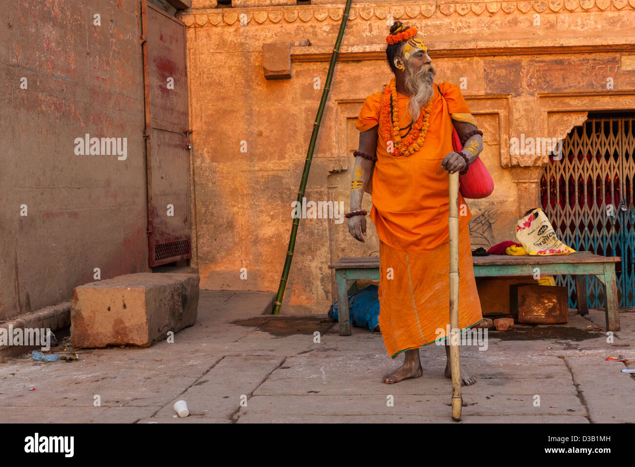 Sadhu steht im Morgengrauen, Varanasi, Indien Stockfoto