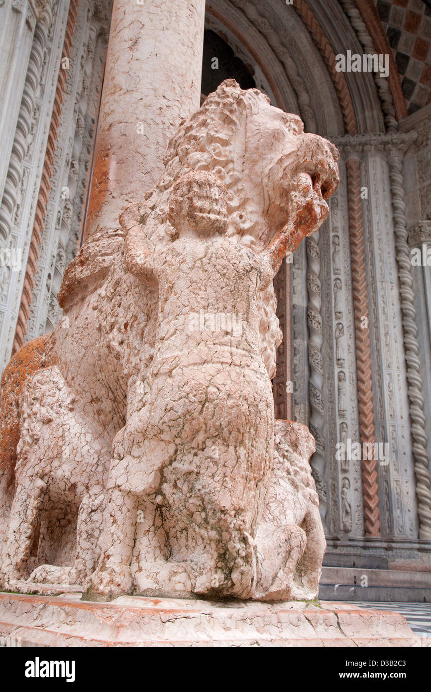 BERGAMO, Italien - 29. Januar: Löwe und die Spalte des Portals von der Basilika Santa Maria Maggiore Stockfoto