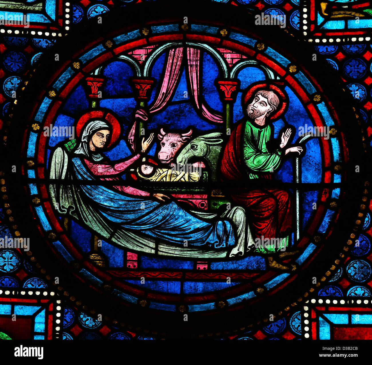 Glasmalerei-Fenster Darstellung der Heiligen Familie in Bethlehem, in der Kathedrale von Bayeux, Normandie, Frankreich. Stockfoto