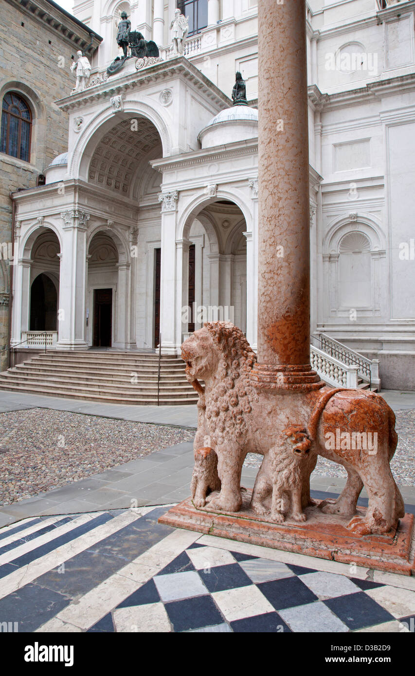 BERGAMO, Italien - 29. Januar: Löwe und die Spalte des Portals von der Basilika Santa Maria Maggiore und das Eindringen von Dom Stockfoto