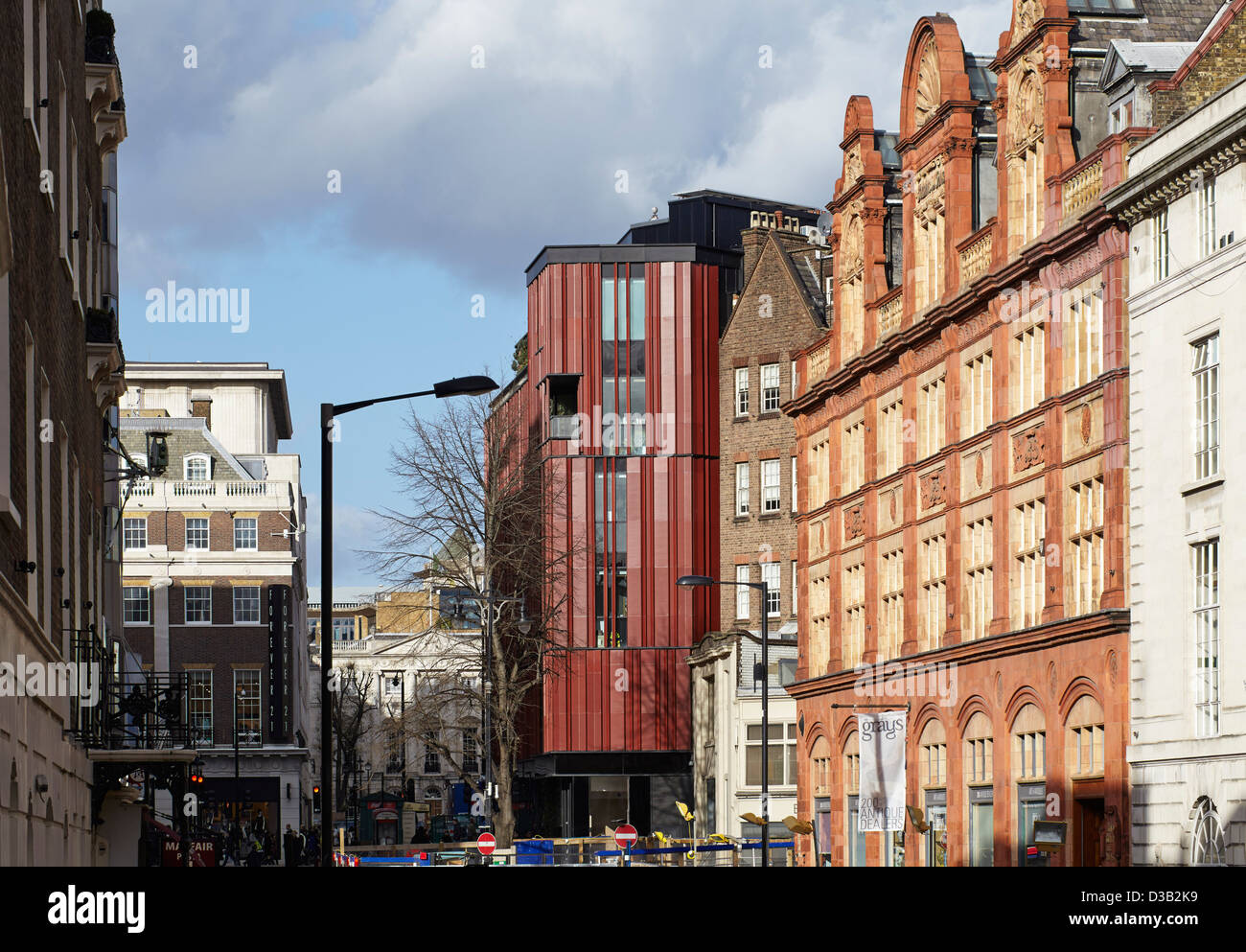 28 South Molton Street, London, Vereinigtes Königreich. Architekt: DSDHA, 2012. Fassade des Gebäudes im Kontext von Süden. Stockfoto