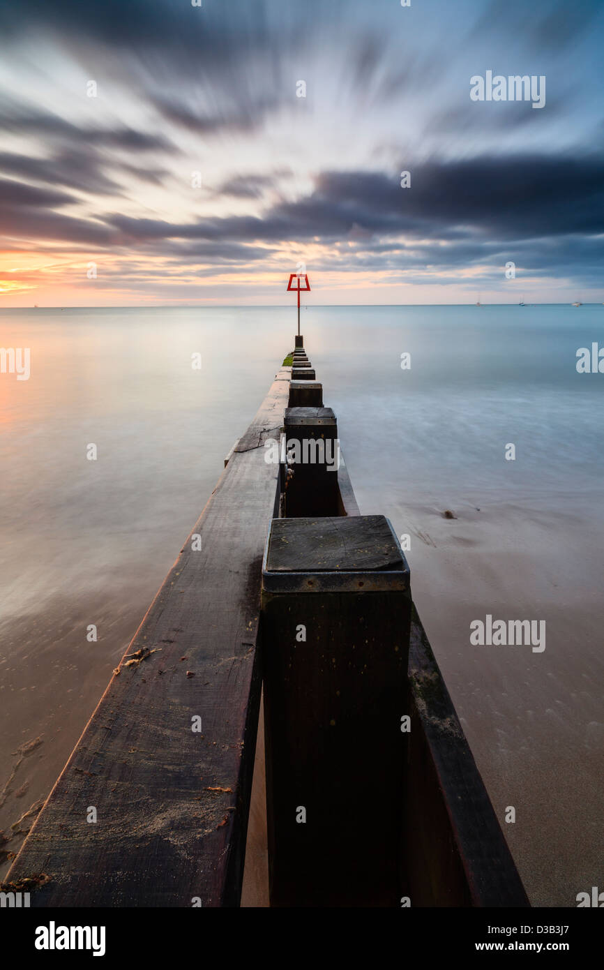 Buhne und Buhne Marker, Swanage Bay, Dorset, Vereinigtes Königreich, im Morgengrauen Stockfoto