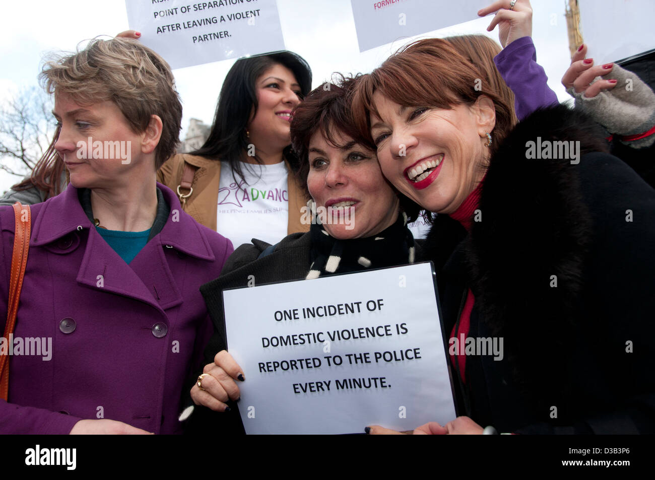 Yvette Cooper MP, Ruby Wax und Kathy Lette bei OBR, 1 Milliarde steigen Veranstaltung zur Sensibilisierung für Gewalt gegen Frauen Stockfoto