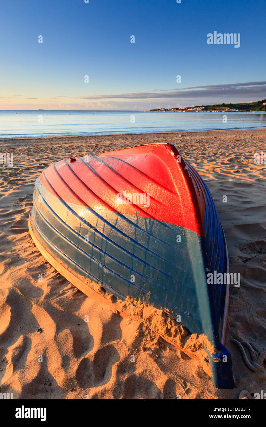 Umgedrehten Boot auf dem Sand am Strand von Swanage, Dorset, Großbritannien Stockfoto