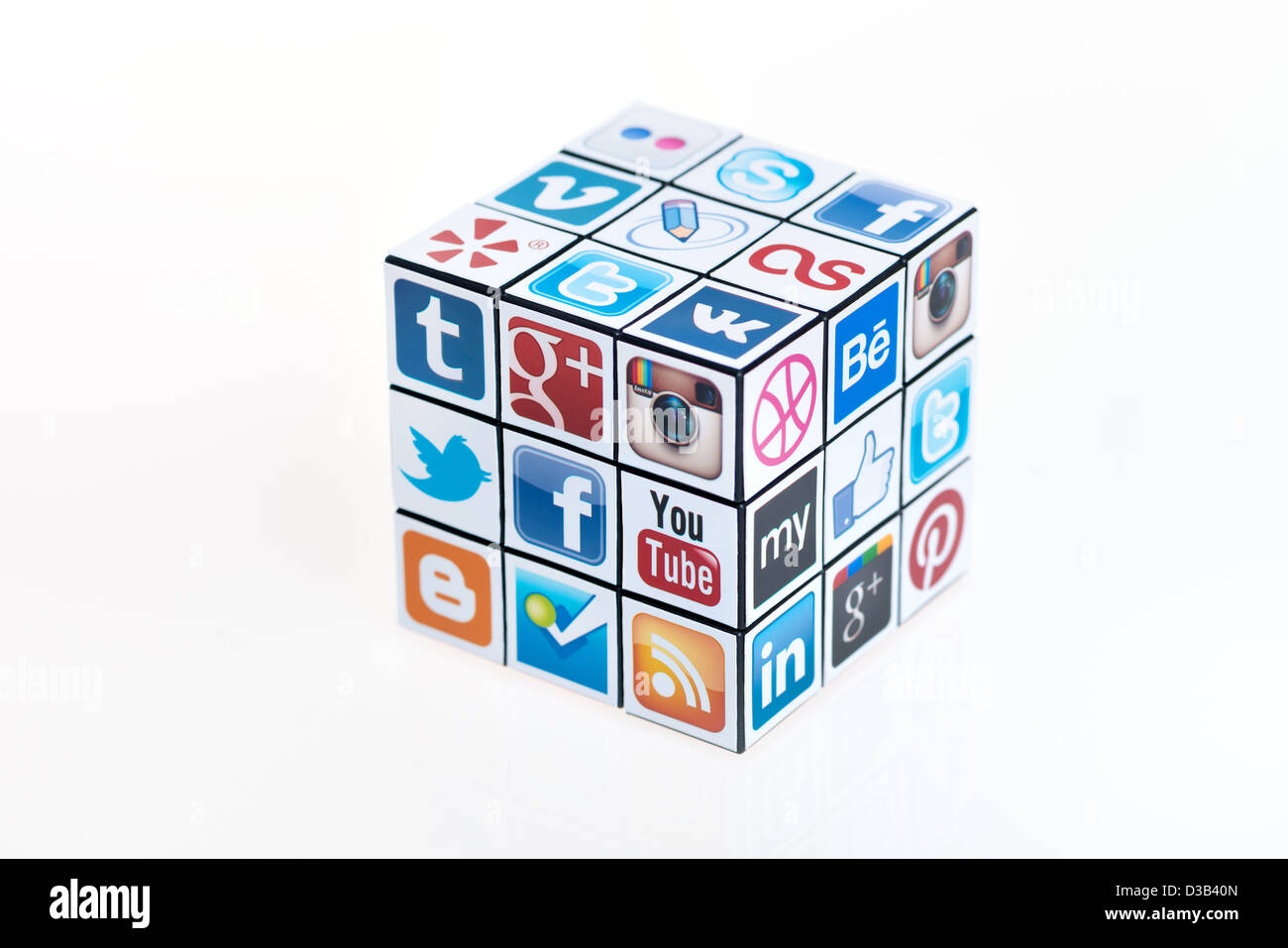 Einen Zauberwürfel mit Logos von bekannten social-Media-Marke. Stockfoto