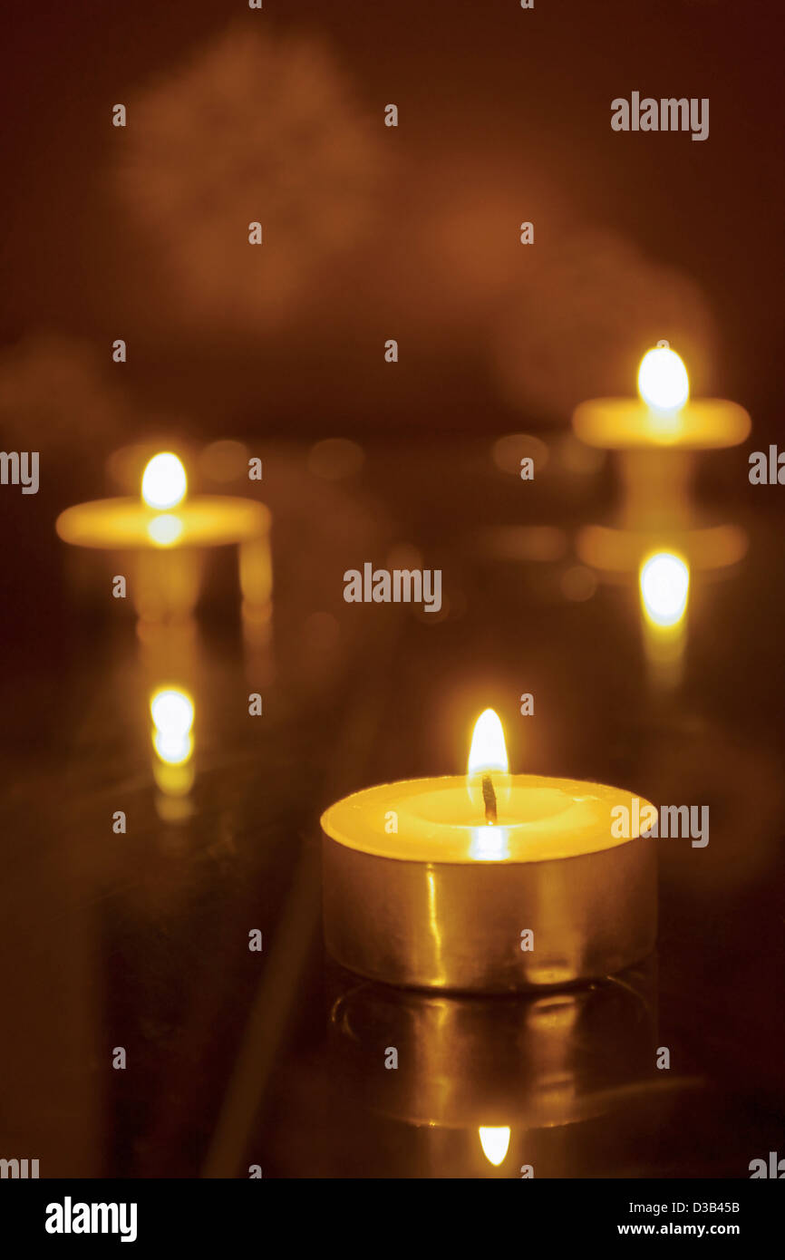drei Kerzen Licht, flachen DOF; vordere Kerze im Fokus Stockfoto