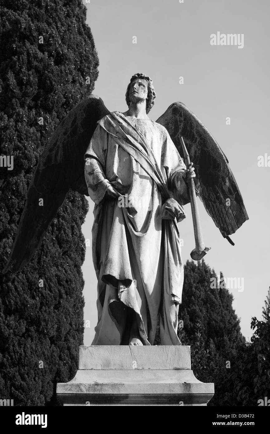 Statue eines Engels in schwarz und weiß auf einem Grab in Venedig Italien Stockfoto