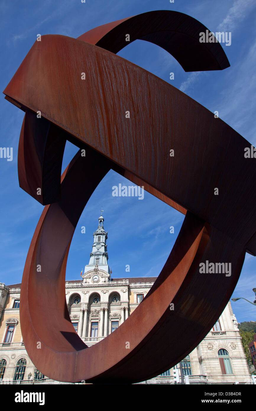 Bilboa, Rathaus, Rathaus-Blick durch die sculpture'Variante Ovoide De La Desocupacion De La Esfera "von Jorge Oteiza. Stockfoto