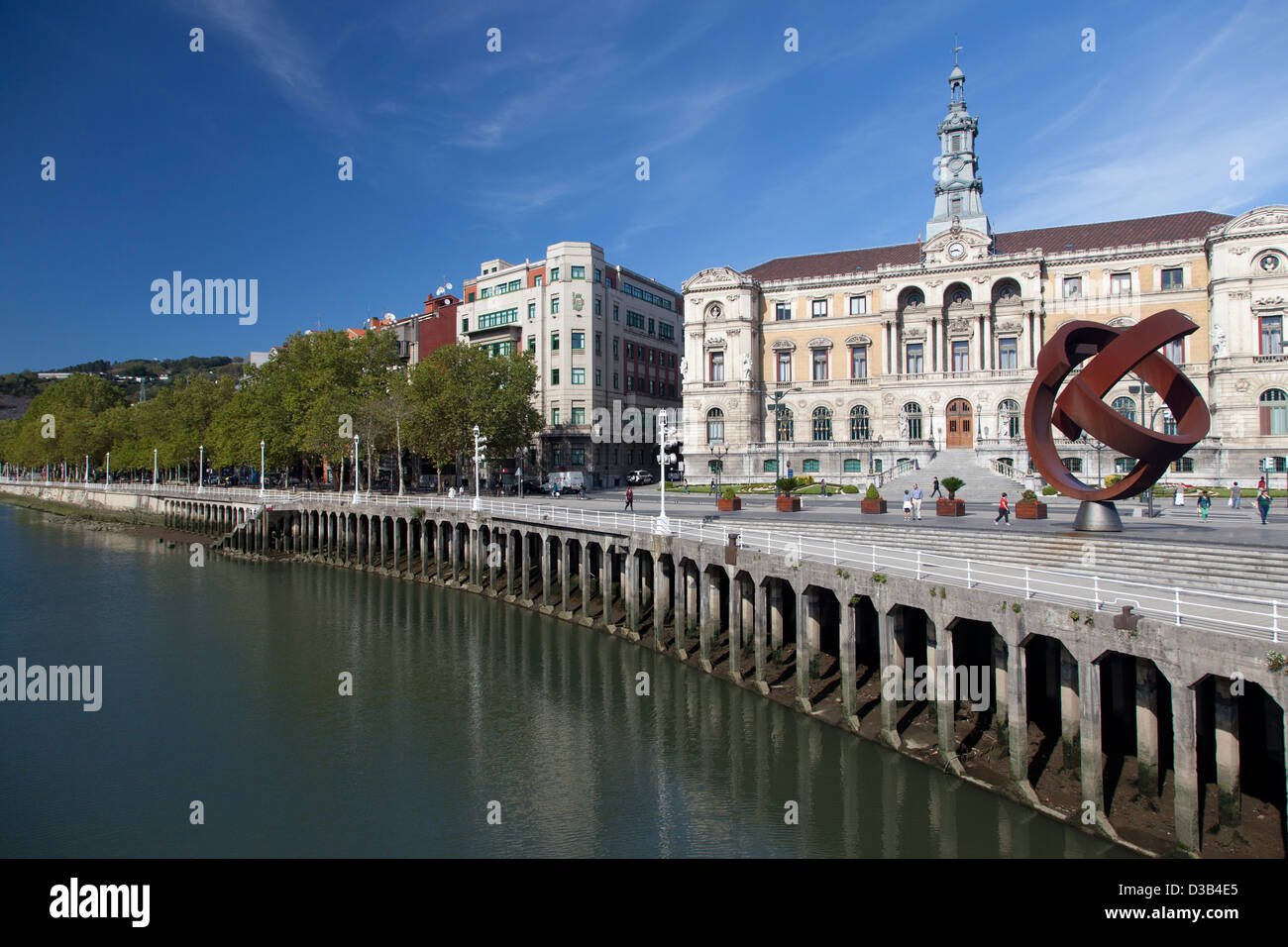 Spanien, Bilbao, City Hall, Rathaus und Blick entlang der Ufer des Flusses Nervión. Stockfoto