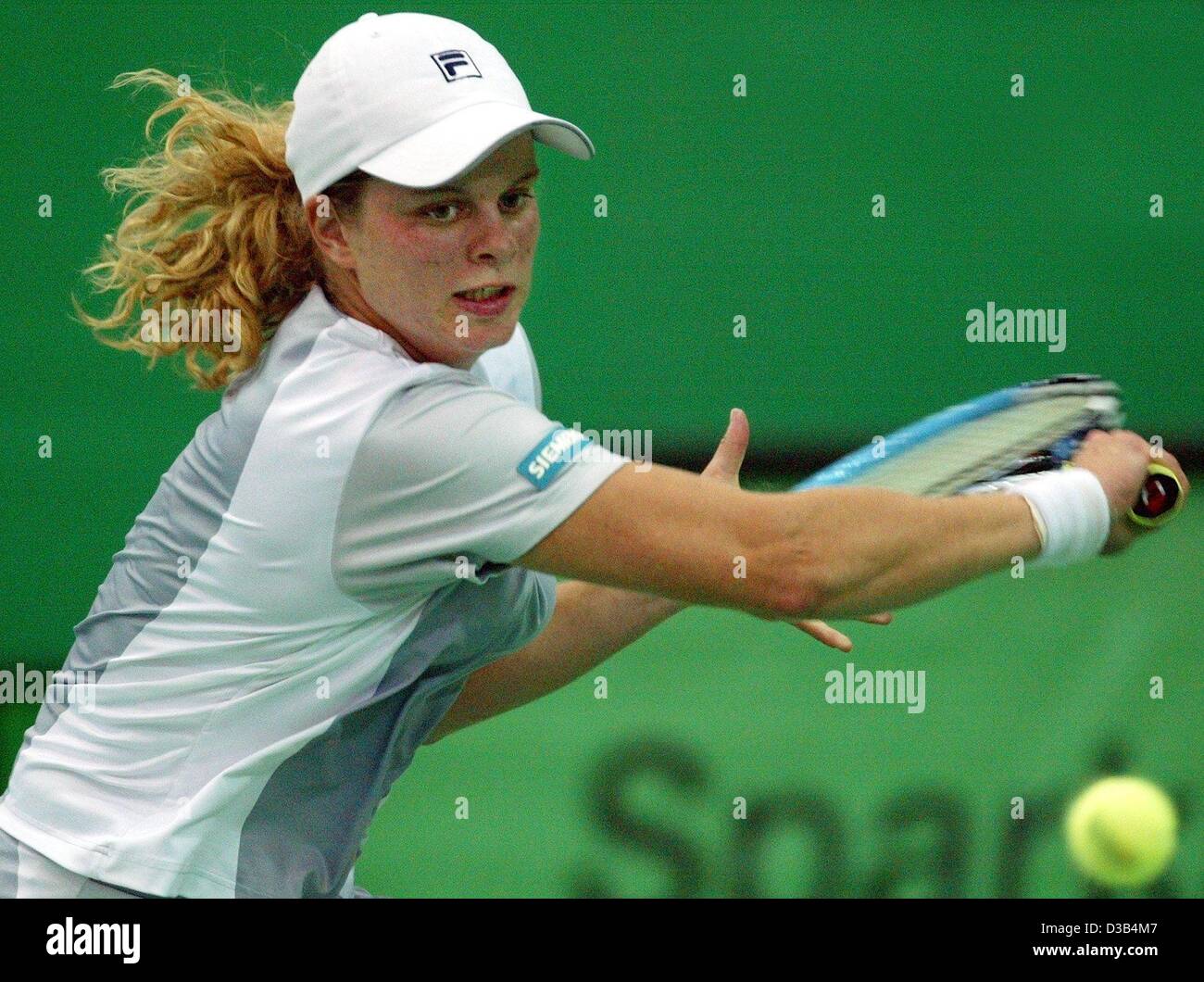 (Dpa) - belgische Tennisspielerin Kim Clijsters trifft eine Rückhand beim Halbfinalspiel der 13. internationalen Sparkassen Cup WTA-Turnier in Leipzig, Deutschland, 28. September 2002. Sie war besiegt 4:6, 7:5 und 6:7 (3:7) von Anastasia Myskina. Stockfoto