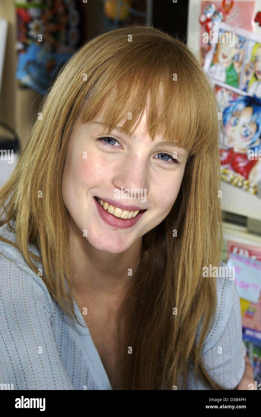 Dpa Belgische Schauspielerin Chloe Winkel Wahrend Der Dreharbeiten Von The Stratosphere Girl Vor Ort In Koln 26 September 02 Abgebildet In Der Deutsch Japanisch Britische Kino Co Produktion Spielt Sie Highschool Absolventin Angela Die