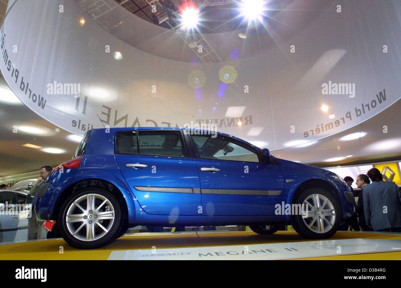 (Dpa) - Renault präsentiert das neu gestaltete Modell des Megane II auf der Automobilmesse in Paris, 27. September 2002. Der "Mondial de l 'Automobile" ist für die Öffentlichkeit geöffnet vom 28. September bis 13. Oktober. Stockfoto