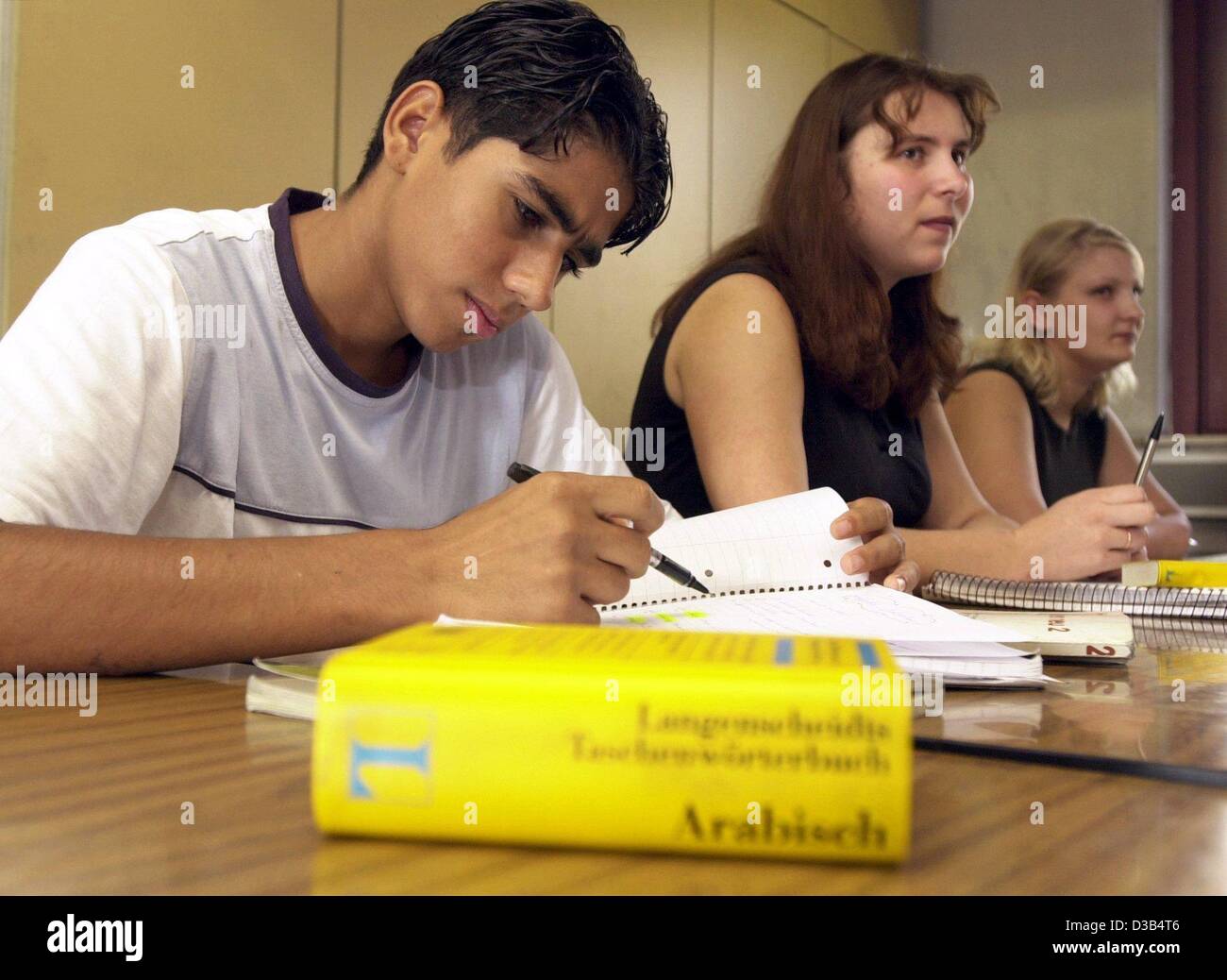 (Dpa) - Hussein aus dem Irak einen Deutschkurs in Stuttgart, 14. August 2002 beteiligt sich an. Der Kurs wird durch die "Deutsches Erwachsenenbildung-Bildungswerk", eine Vereinigung für die Ausbildung von Erwachsenen angeboten. Zehn Schüler besuchen diese Pilotkurs Integration jeden Tag für sechs Monate. Im Jahr 2003 eine neue Zuwanderung Stockfoto