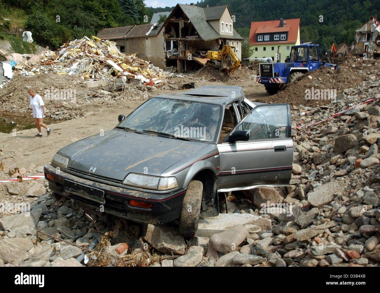 (Dpa) - zerstörte Autos und jede Menge Schutt sind Reste des Dorfes WEEsEnsTEinER, Ostdeutschland, 24. August 2002. Das kleine Dorf im Tal des Flusses Mueglitz wurde fast ausschließlich von den jüngsten Überschwemmungen verwüstet. Stockfoto
