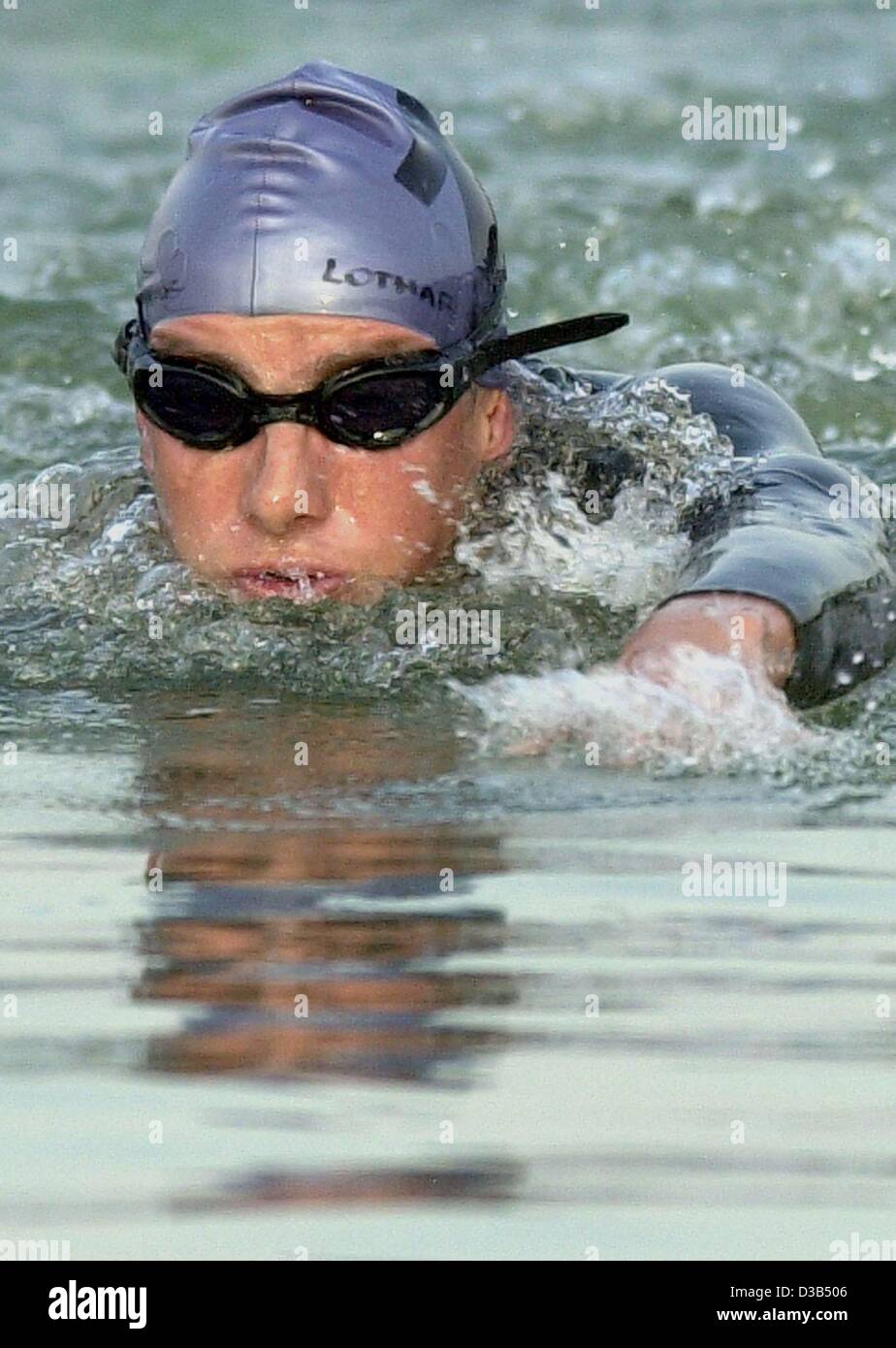 (Dpa) - Lothar Leder aus Darmstadt während der ersten Disziplin des Förderwettbewerbs Triathlon Ironman Germany in Frankfurt am Main, 18. August 2002. Der 31 Jahre alte Gewinner gehörte zu den Top-Favoriten und erzielte eine Zeit von 8:21. 31, 1 Stunde für 3,8 km Schwimmen, 180 km Radfahren und 42,195 laufen. Stockfoto