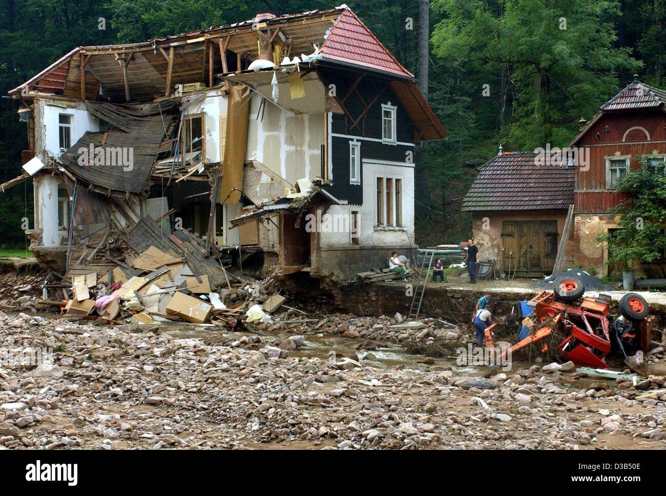 (Dpa) - sind die Reste eines zerstörten Hauses durch die jüngsten Überschwemmungen in Kipsdorf im Erzgebirge, Deutschland, 19. August 2002 verließ. Eine Woche nach der Flutwelle in Deutschland kam der Wiederaufbau der zerstörten Zufahrtsstraßen in die Stadt beginnen, während die Flut weiterhin Northwar Überspannungsschutz Stockfoto