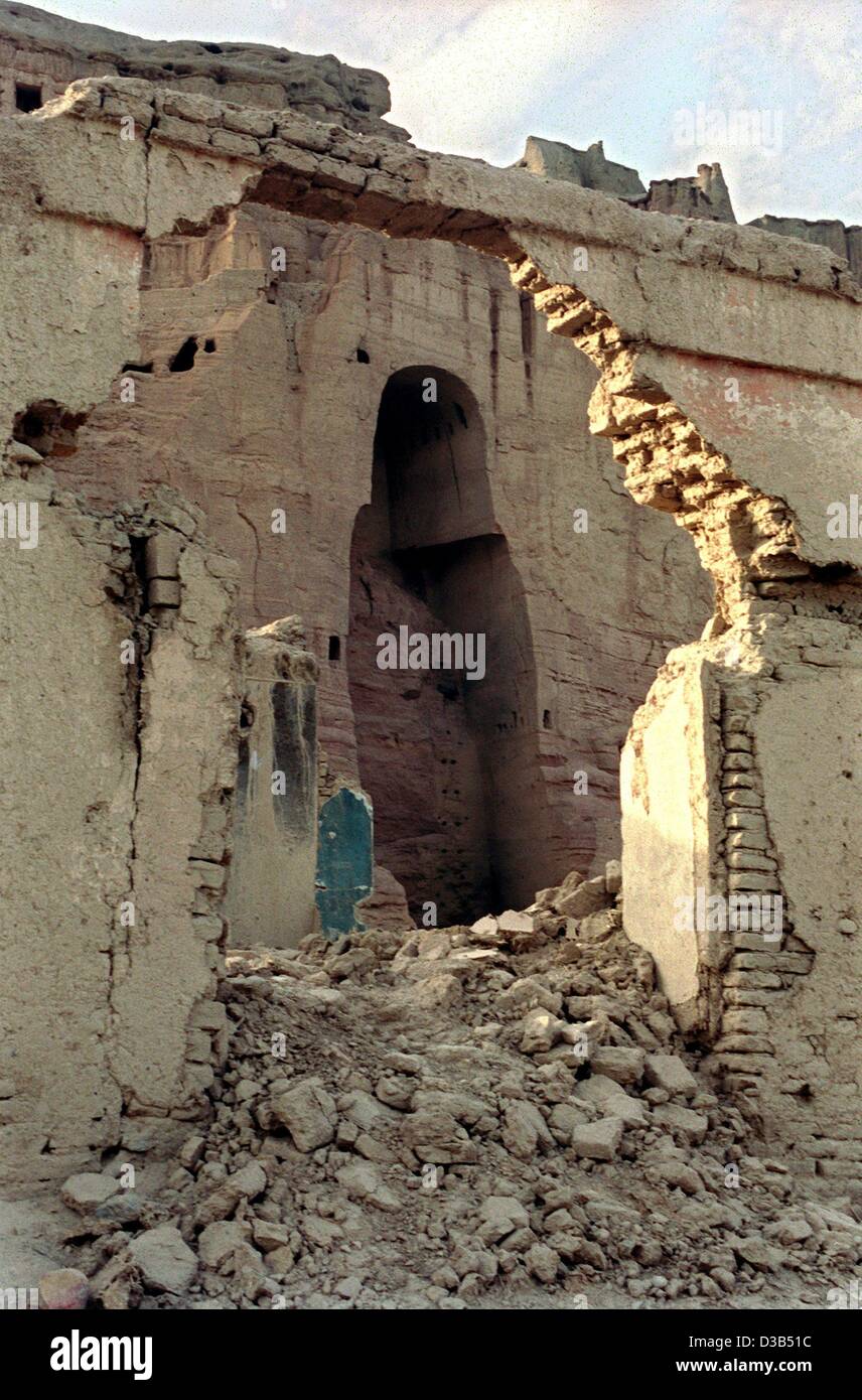 (Dpa) - die desolate Lücke in den Klippen von Bamiyan-Tal, ehemaligen Gelände einer Buddha-Statue, Afghanistan, im Juni 2002 Bild. Das Taliban-Regime abgerissen, die beiden 38m und 53m hohen Bamiyan-Buddhas, die zum UNESCO Weltkulturerbe ernannt worden war. Die Höhlen gehauen die Klippen entlang der ho Stockfoto