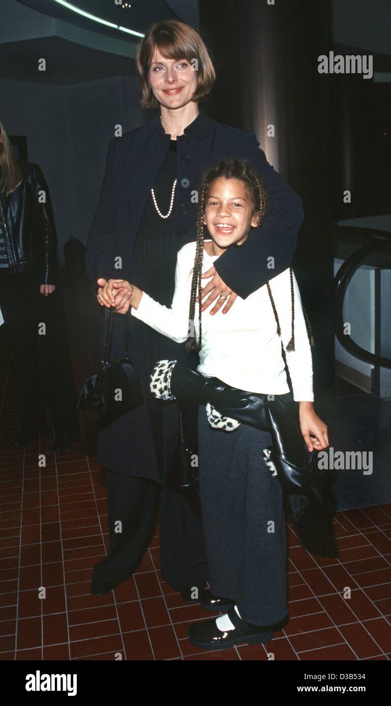 (Dpa-Dateien) - deutsche Hollywood-Schauspielerin Nastassja Kinski mit ihrer Tochter Kenia Julia (7) bei einer Premiere in West Hollywood, Kalifornien, 7. Dezember 2000 kommt. Nastassja Kinski ist die Tochter des deutschen Schauspielers Klaus Kinski. Sie wurde geboren am 24. Januar 1959 (andere Quellen: 1961) in Berlin, Deutschland Stockfoto