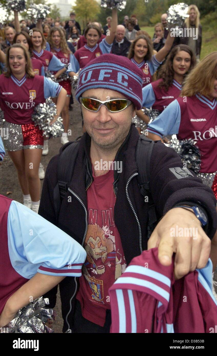 (Dpa) - britische Geiger Nigel Kennedy von Cheerleadern der britische Premier-League-Verein Aston Villa auf dem Weg zu seinem Konzert in Köln, 25. September 2002 umgeben ist. Der exzentrische Musiker präsentiert seine aktuelle CD "Greatest Hits" in einer Tiefgarage von der Mediapark. Im Herbst He w Stockfoto