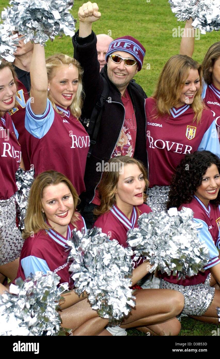 (Dpa) - britische Geiger Nigel Kennedy von Cheerleadern der britische Premier-League-Verein Aston Villa vor seinem Konzert in Köln, 25. September 2002 umgeben ist. Der exzentrische Musiker präsentiert seine aktuelle CD "Greatest Hits" in einer Tiefgarage von der Mediapark. Im Herbst wird er g Stockfoto