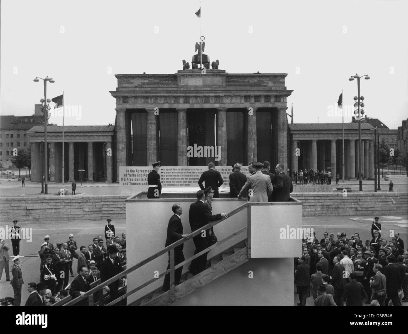 (Dpa-Dateien) - US-Präsident John F. Kennedy ist umgeben von Journalisten, wie er über die Berliner Mauer am Brandenburger Tor, West Berlin, 26. Juni 1963 aussieht. Der Höhepunkt des seinen sieben-Stunden-Aufenthalt in Berlin war seine Rede, in denen drückte er seine Gefühle für die geteilte Stadt mit den Worten auf Deutsch "Ich Stockfoto