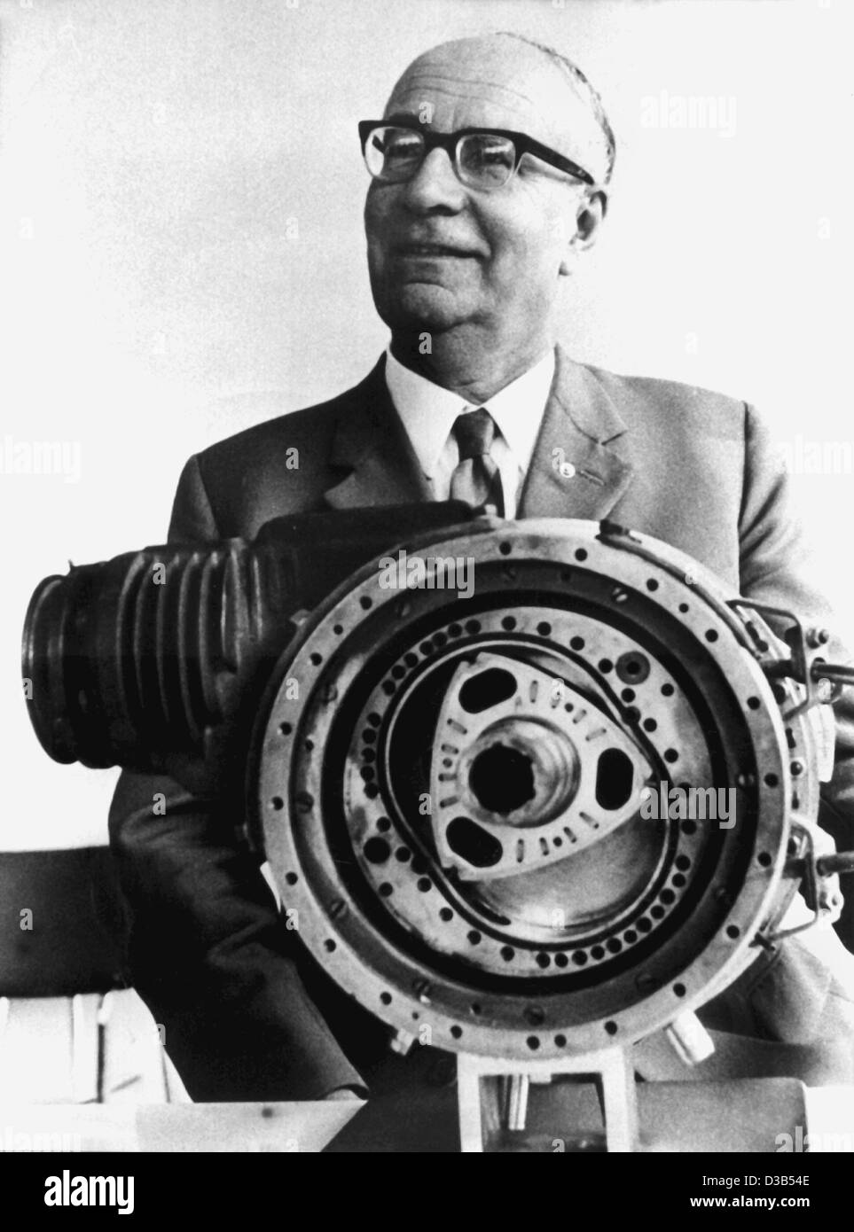 (Dpa-Dateien) - Felix Wankel, Erfinder der Drehkolben Motor oder rotary Verbrennungsmotor (RCE), auch bekannt als Wankelmotor (undatiert Filer). Wankel war am 13. August 1902 in Lahr geboren und starb in Lindau, 9. Oktober 1988. Stockfoto