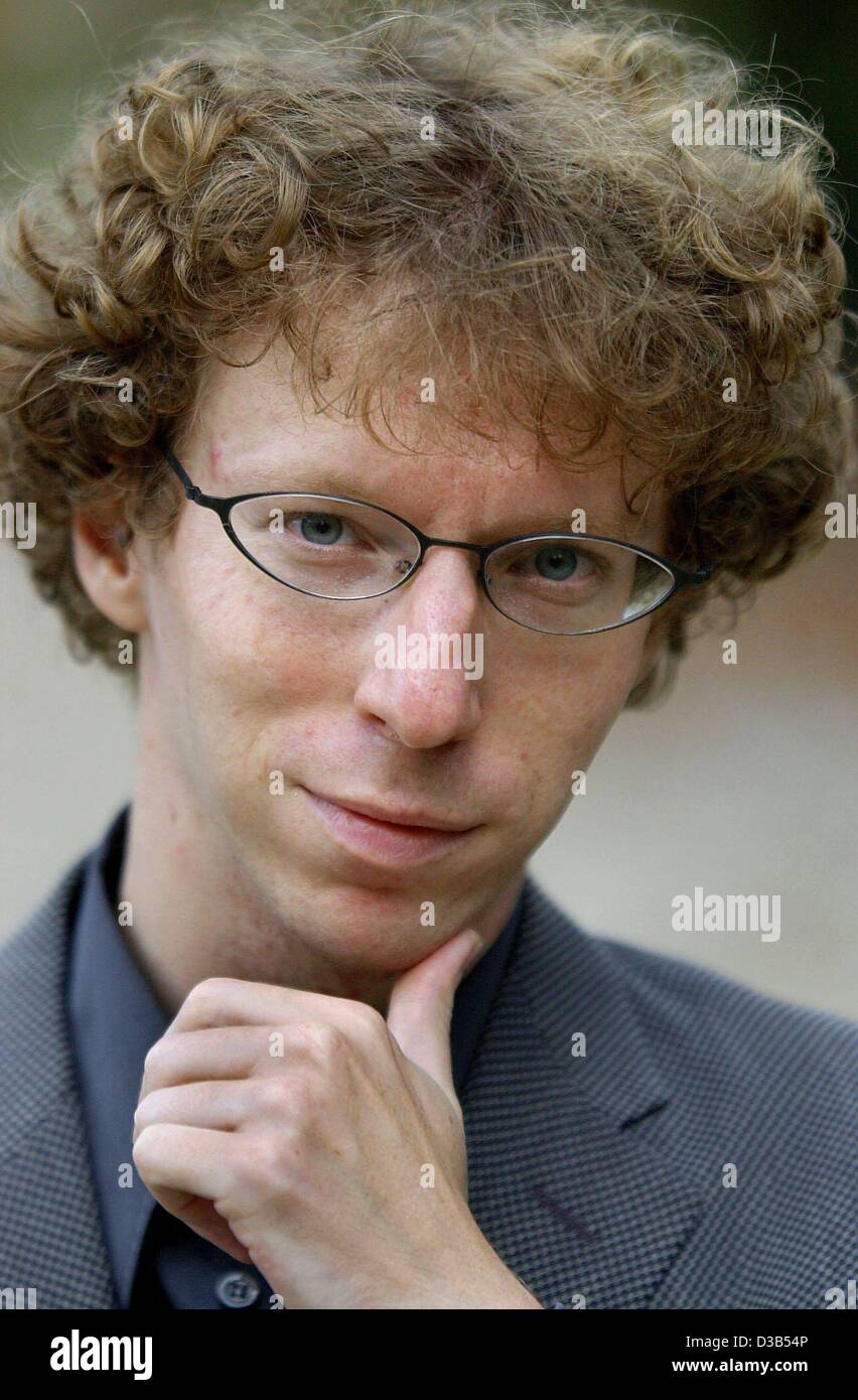 (Dpa) - niederländischer Autor Marek van der Jagt, abgebildet bei der Präsentation seines neuen Buches "Amour Fou" (crazy Love) in Frankfurt am Main, 20. September 2002. Es gibt Verwirrung über den Autor nicht nur in den Niederlanden: in einer öffentlichen Lesung im Mai wurde das Geheimnis über den "phantom Autor" gelüftet: Marek V Stockfoto