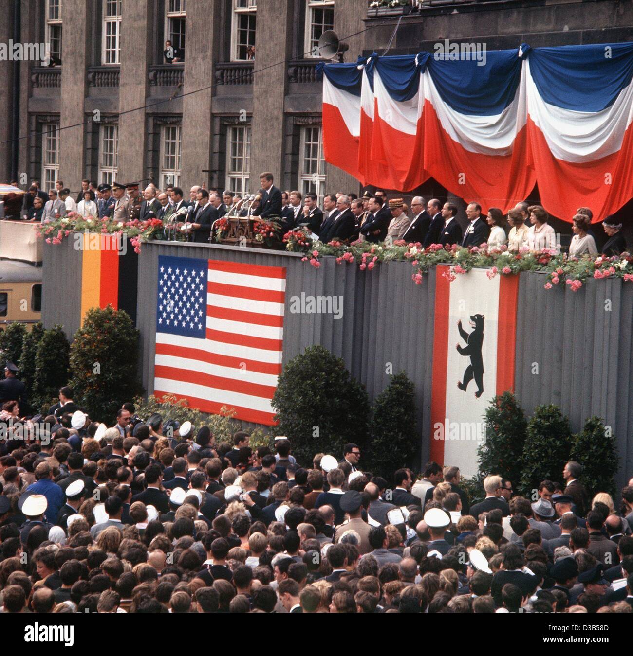 (Dpa-Dateien) - US-Präsident John F. Kennedy (C) spricht zu einer Masse der Zuhörer vor dem Rathaus Schöneberg in West-Berlin, 26. Juni 1963. In seiner Rede er drückte seine Gefühle für die geteilte Stadt und sagte auf Deutsch "Ich bin Ein Berliner" (ich bin ein Berliner), ein Satz, der ein leðen geworden ist Stockfoto