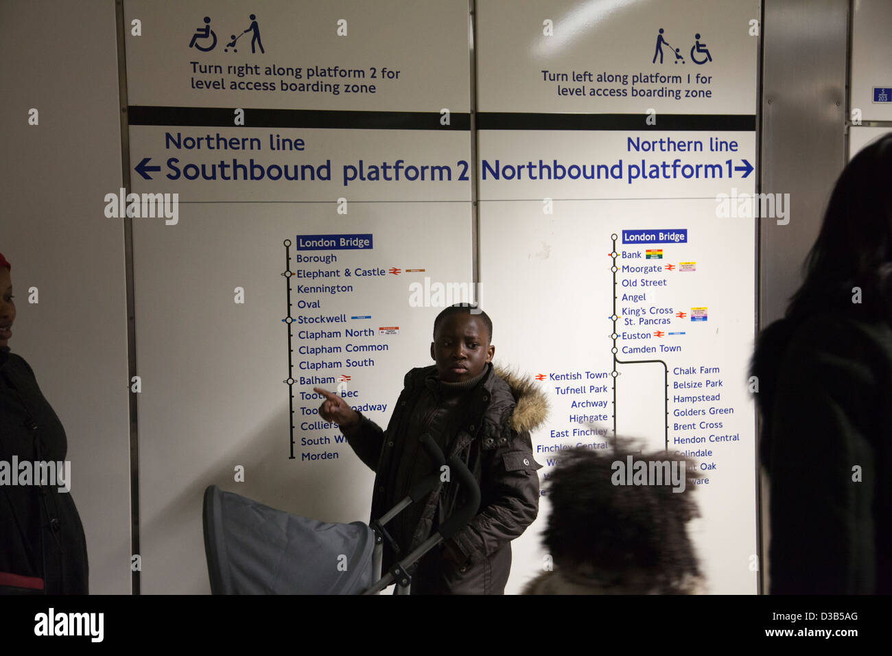London Brücke u-Bahnstation Boy zeigt auf Nordlinie Destinationen in London SE1 - UK Stockfoto