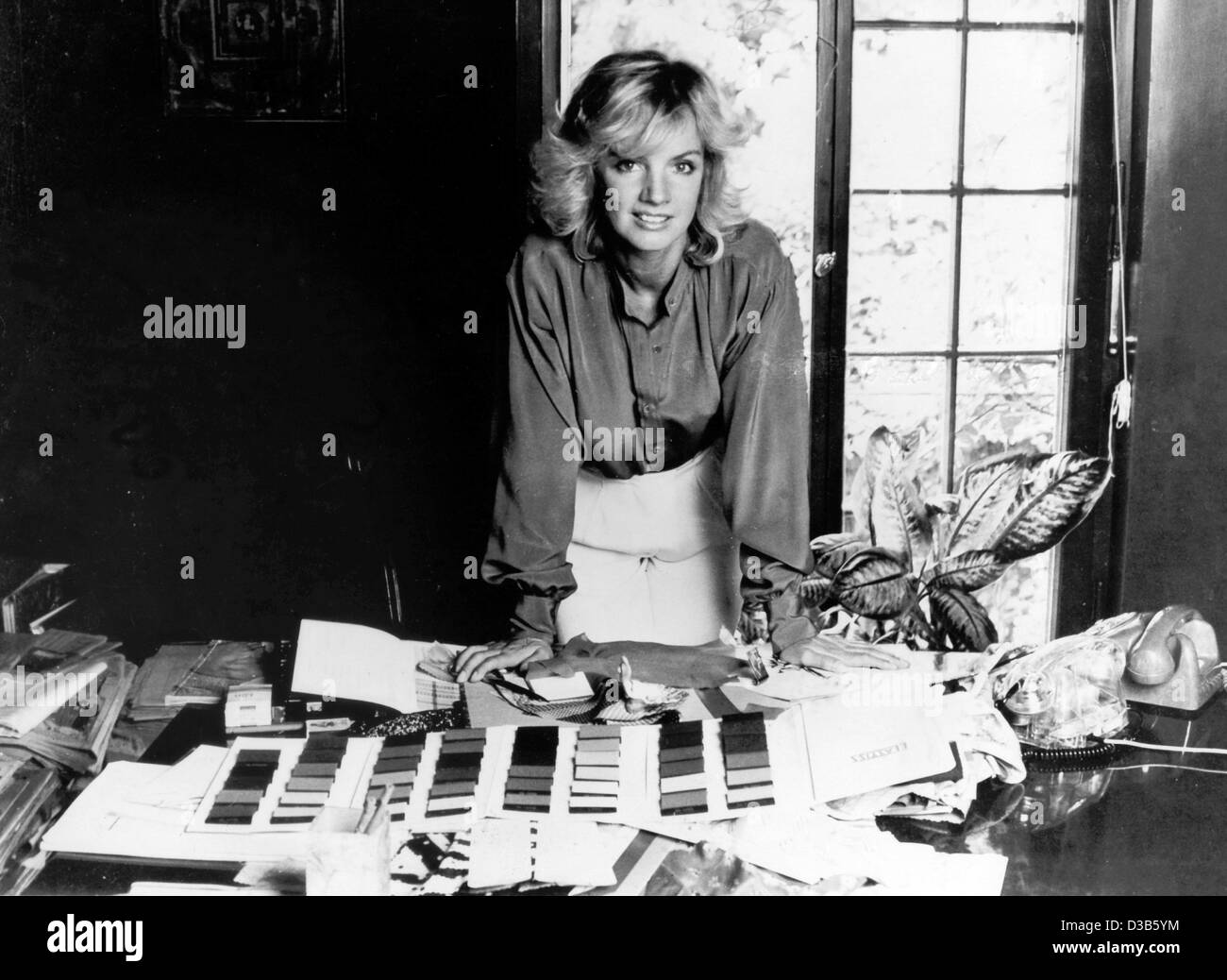 Dpa-Dateien) - der deutsche Modeschöpfer und Ex-Model Jil Sander zeigt  Muster des Tuches (undatiert). Ihre erste Boutique eröffnete der Hamburger  Designer geboren 1966. Zu Beginn der 80er Jahre umfasste ihr Unternehmen  etwa