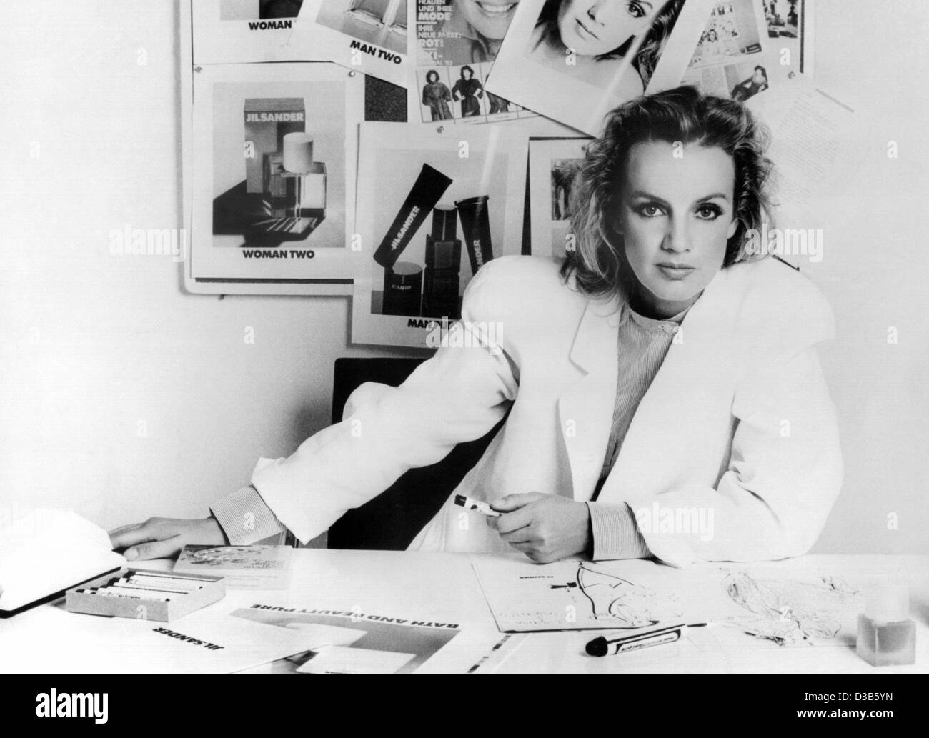 (Dpa-Dateien) - die deutsche Modedesignerin Jil Sander, abgebildet in ihrem Büro in Hamburg, 1983. Stockfoto