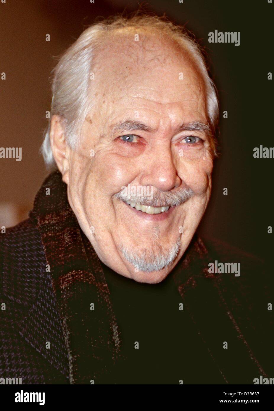 (Dpa-Dateien) - zeigen US-Film Regisseur Robert Altman ("The Player", "Prêt") lächelt während ein Versace-Mode in Paris, 20. Januar 2001. Stockfoto