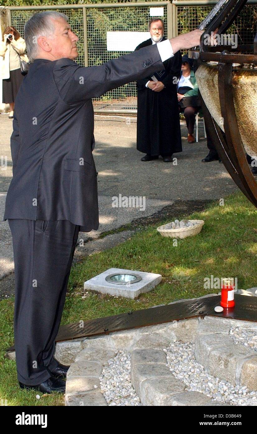 (Dpa) - Otto Schily, Bundesinnenminister, legt einen Stein zum Gedenken an die Opfer dreißig Jahre nach dem Terroranschlag auf die israelische Athleten im Olympischen Dorf in München, 6. September 2002. Palästinensische Terroristen hatte elf israelische Athleten und ein deutscher Polizist getötet während der Olym Stockfoto