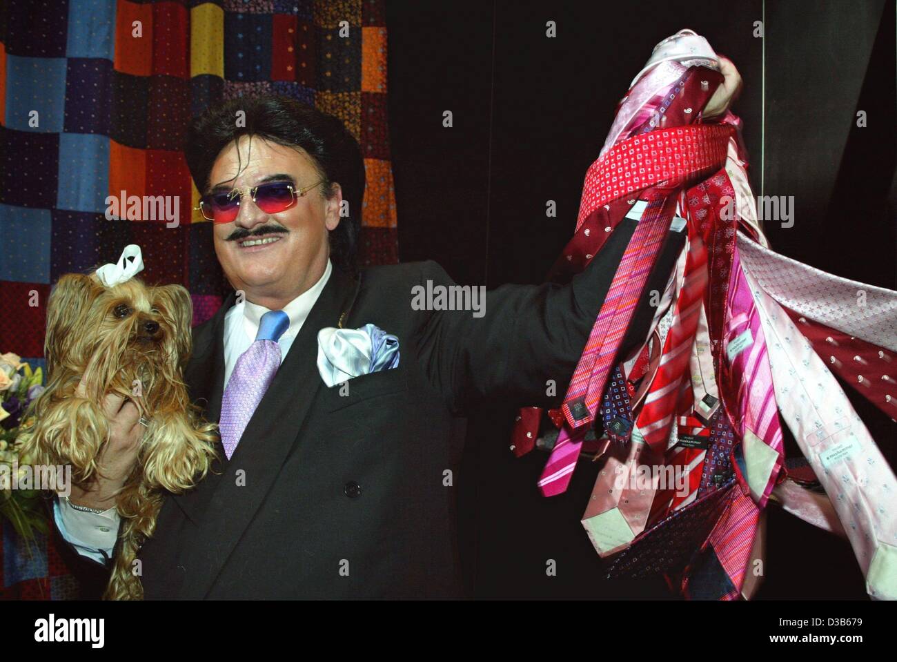 Dpa) - Rudolph Moshammer, exzentrische deutsche Modedesignerin und seinem  Terrier Dame "Daisy" präsentieren seine Krawatte-Sammlung für das  Ascot-Unternehmen während einer Modemesse in Düsseldorf, Deutschland, 4.  August 2002 Stockfotografie - Alamy