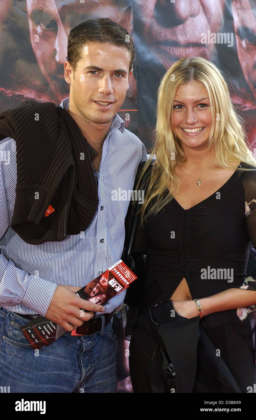 (Dpa) - deutscher Fußballspieler Lars Ricken und seine Freundin Katrin für die Premiere des Films gekommen "K-19: The Widowmaker" in Köln, 2. September 2002. Es erzählt die Geschichte der Raketen-u-Boot k-19, stolz der sowjetischen Marine auf dem Höhepunkt des Kalten Krieges. Seine erste Patrouille deve Stockfoto