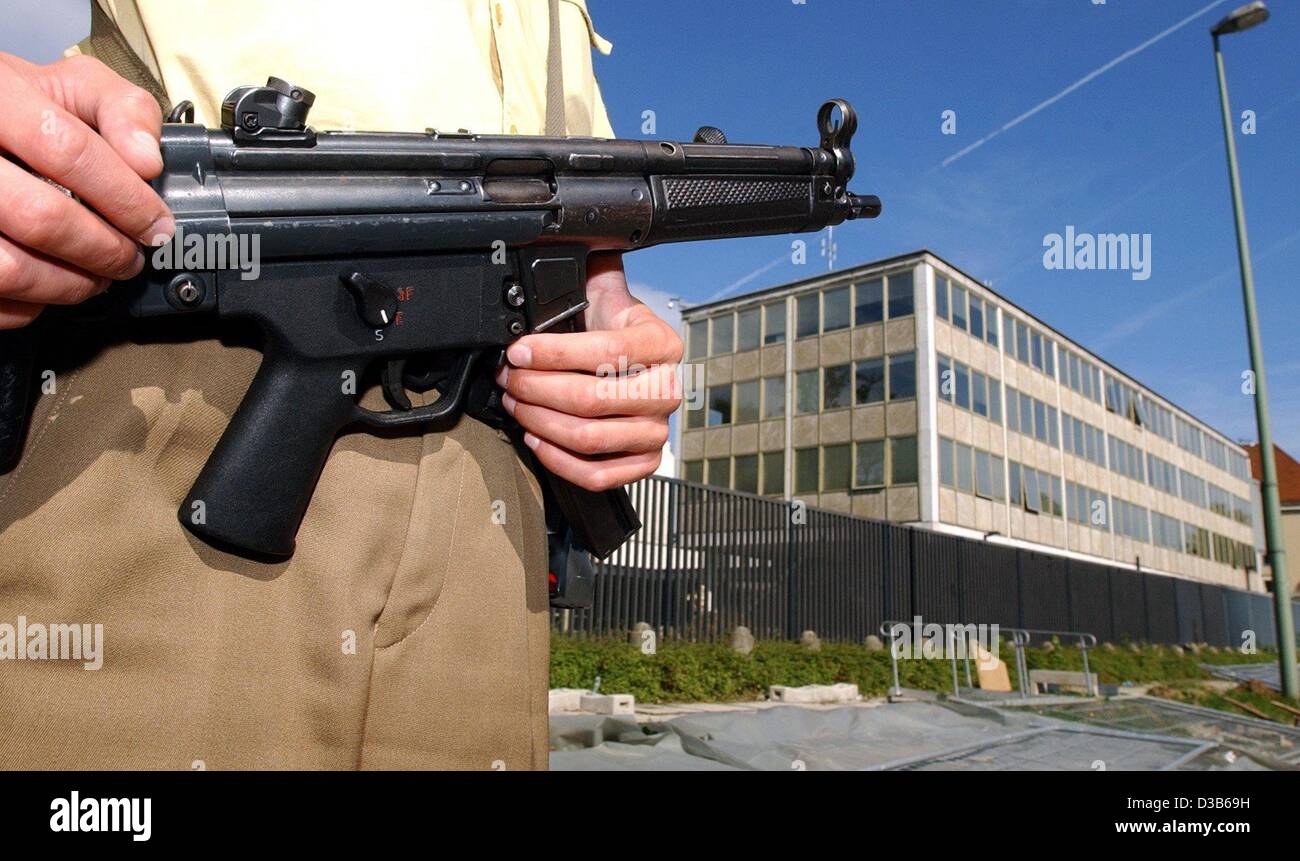 (Dpa) - ein Polizist hält eine Maschinengewehr steht er vor dem amerikanischen Konsulat in München, 4. September 2002. Der bayerische Innenminister Guenther Beckstein hielt eine Pressekonferenz über die Situation der Sicherheit in Bayern und eine erhöhte abstrakte Gefahr gewarnt. Es gibt keine Stockfoto