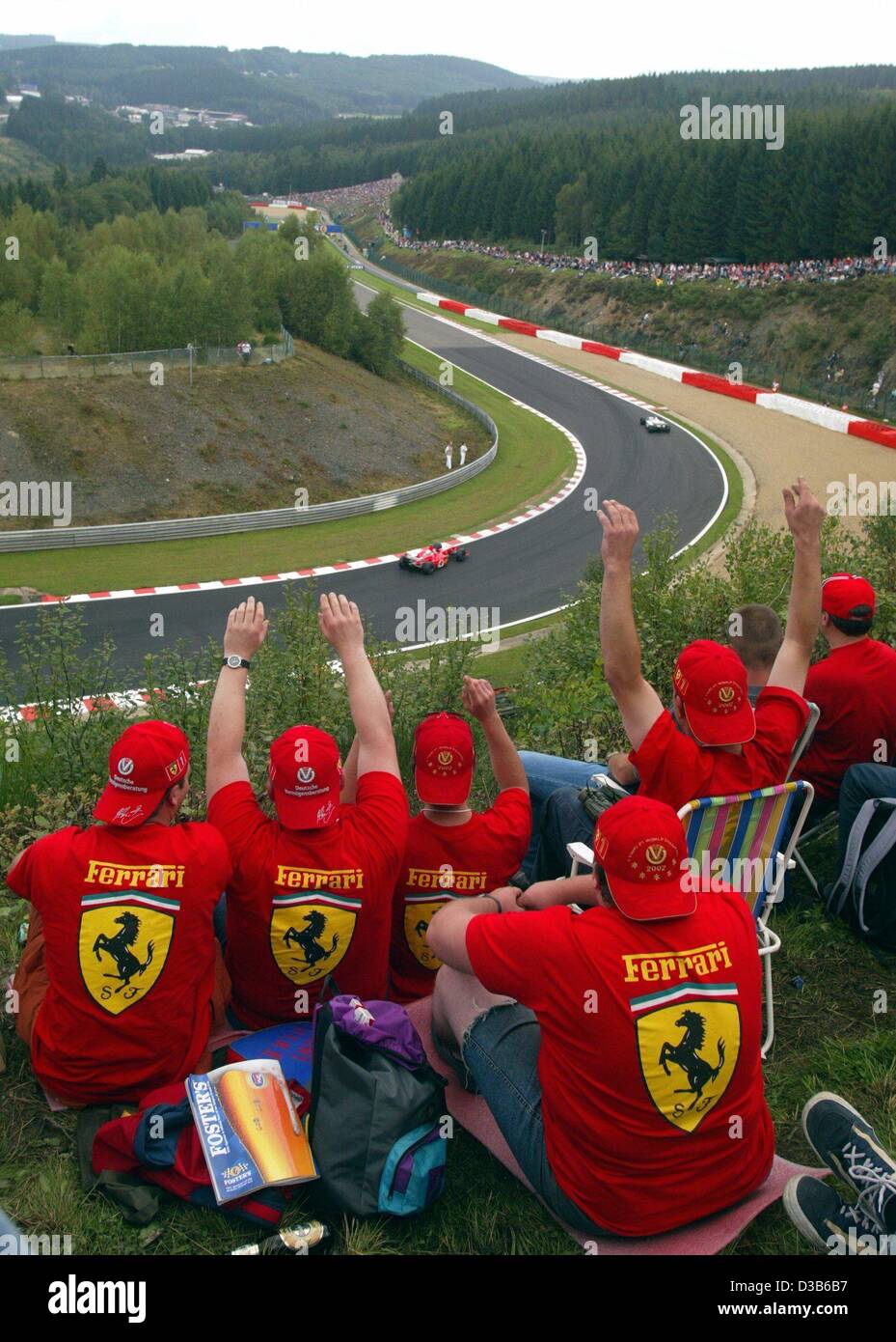 (Dpa) - Ferrari-Fans schreien Ermutigung für deutsche Formel 1 Weltmeister Michael Schumacher (Ferrari) beim Training auf der Rennstrecke von Spa-Francorchamps, Belgien, 31. August 2002. Stockfoto
