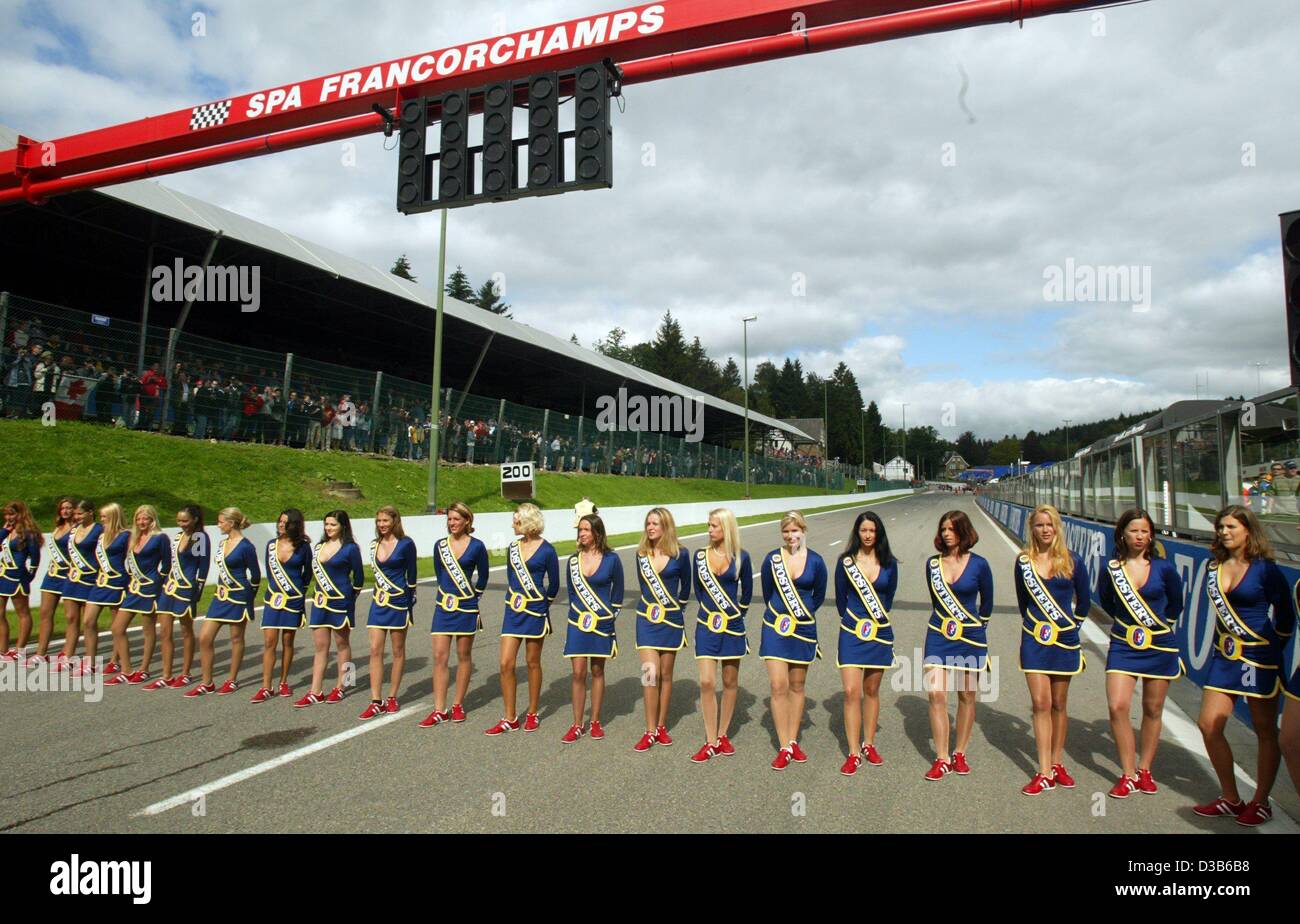 (Dpa) - Grid Girls posieren vor dem belgischen F1 Grand Prix auf der Rennstrecke von Spa-Francorchamps, Belgien, 1. September 2002. Stockfoto