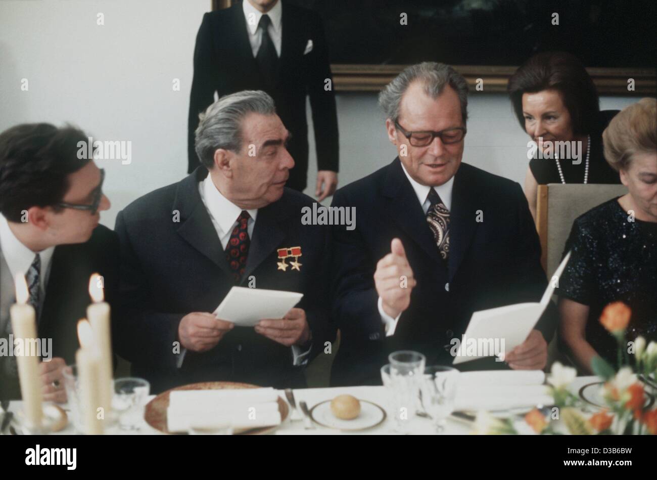 (Dpa-Dateien) - sowjetischen Staatschef Leonid Brezhnev (2. v. L) und German Chancellor Willy Brandt (R) diskutieren das Menü im Palais Schaumburg in Bonn, Bundesrepublik Deutschland, 18. Mai 1973. Breschnew war auf einem Staatsbesuch in der Bundesrepublik Deutschland. Stockfoto