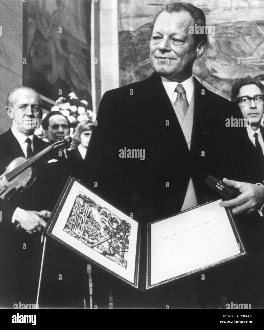 (Dpa-Dateien) - stellt Bundeskanzler Willy Brandt mit dem Zertifikat nachdem er den Nobelpreis 