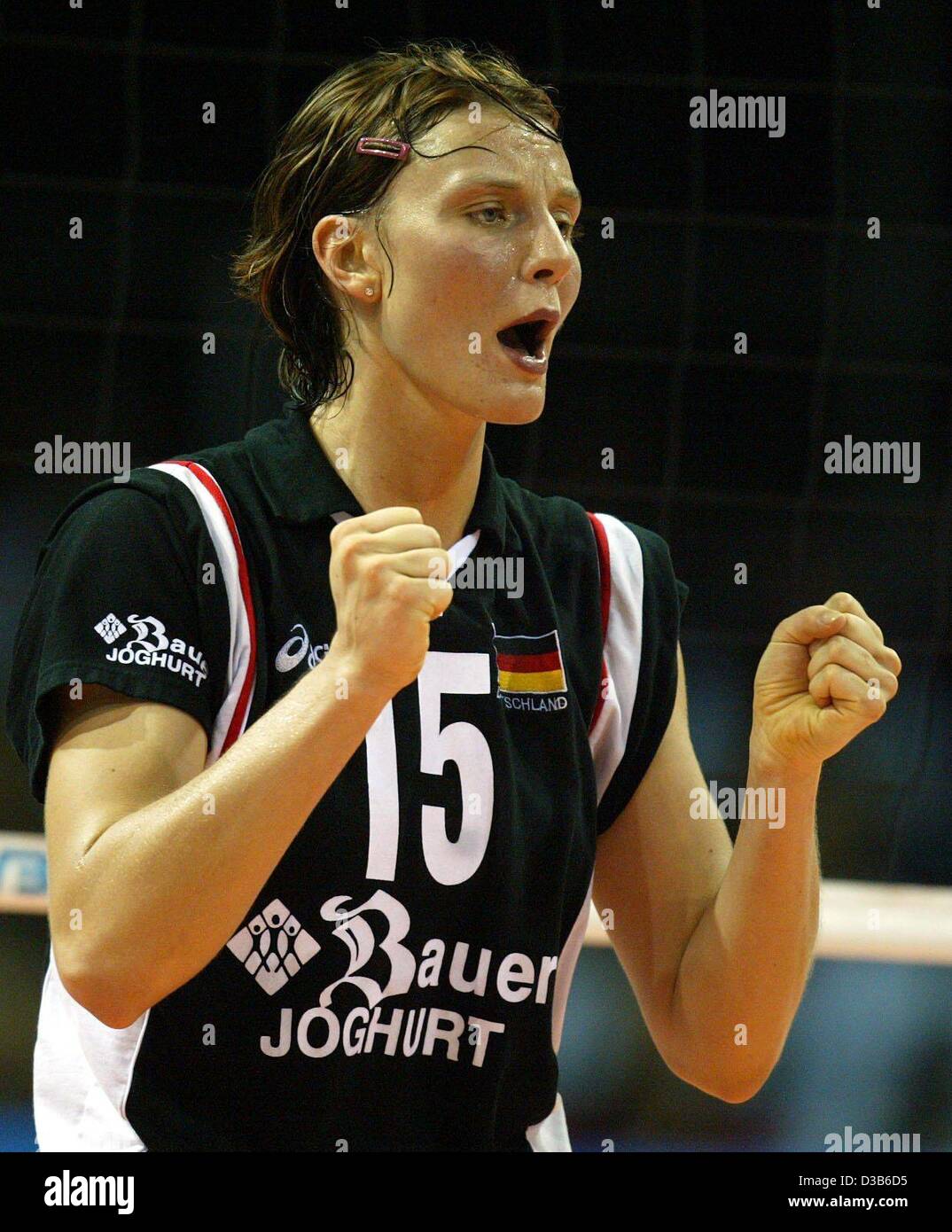 (Dpa) - deutsche Hitter Angelina Gruen jubilates nach seinem Tor einen Punkt während des Spiels gegen Tschechien in der Frauen-Volleyball-WM in Münster, 30. August 2002. Das Spiel endete 3:2 für Deutschland. Stockfoto